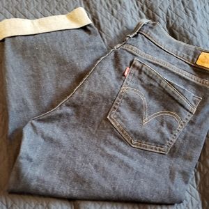 Levis capris never worn